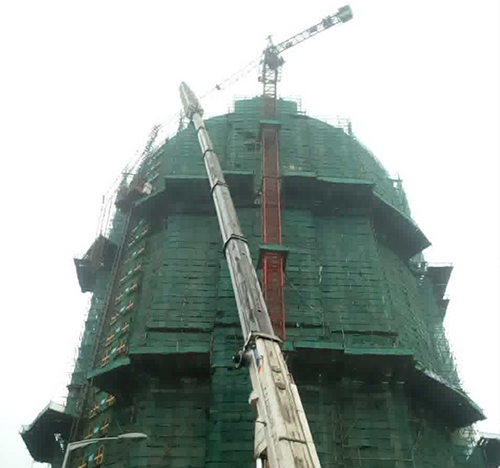 福鼎吊车在工地上作业